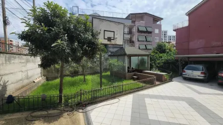 Kalpazo Tirana Vila 313 Отели рядом с достопримечательностью «Postbllok - Checkpoint Monument»