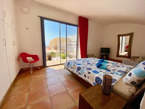 Bungalow, private pool and fiber optic internet, close to the sea, sheltered patio.