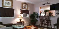 Clifton By The Sea Bungalow-2 Miles from Kemah Boardwalk- Pet Friendly