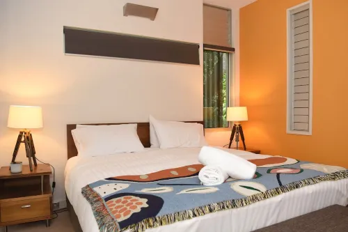 2 bedroom luxury apartment minutes from the beach.