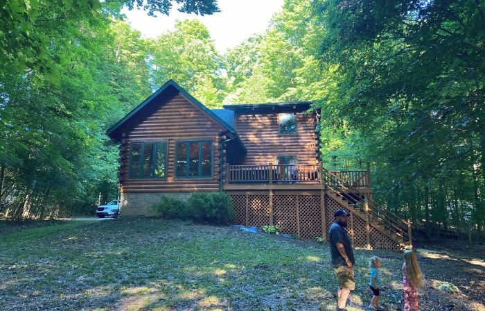 4-bedroom cabin in peaceful Apple Valley with AC, WiFi. Enjoy nature retreat.