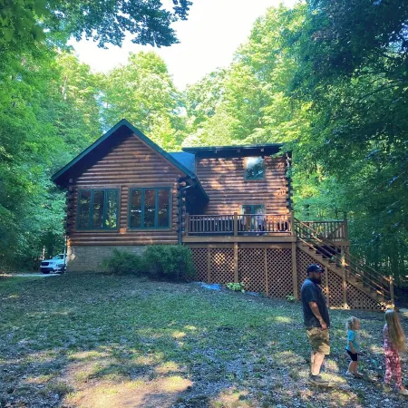 4-bedroom cabin in peaceful Apple Valley with AC, WiFi. Enjoy nature retreat.