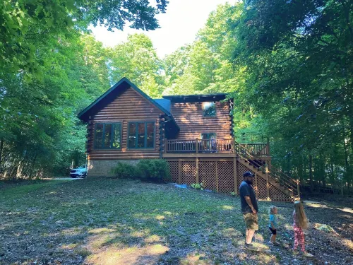 4-bedroom cabin in peaceful Apple Valley with AC, WiFi. Enjoy nature retreat.