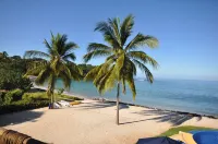 200 ft Oceanfront, Sleeps 18, Private Cook Service, Swim up bar, jacuzzi Hotel di Compostela