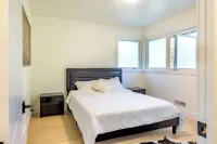Luxury 5-Bed London Retreat: Heated Pool, Hot Tub & Sauna!! - Ultimate Comfort!