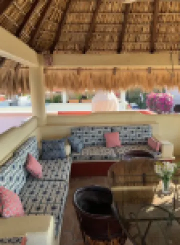 Tasteful Casita on a Quiet Street Near Beaches with Views!