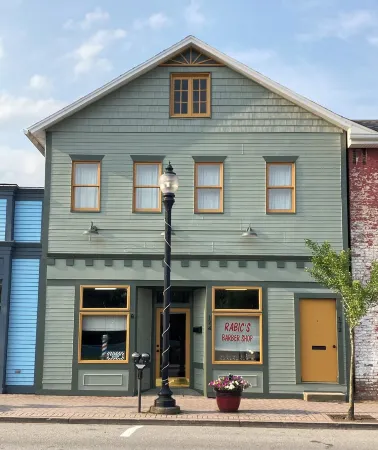 The Maple Flat: high end 2-bedroom apartment in Blairsville