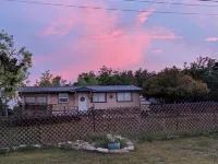 Escape to a Cute Cottage type 2/1 "BIG" Tiny Home in the heart of Canyon Lake.