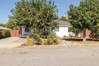 Close to UCR campus! Free parking! King beds! Hotels near T-Mobile