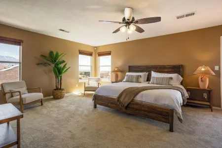 Spacious 4-bedroom house in phenomenal Rio Rancho with WiFi, AC
