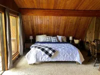 Charming Family Ski Chalet Less Than 5 minutes Drive to Okemo/Jackson Gore