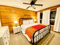 Red Fox Luxury Lodge - Gorgeous Views of Lake Cle Elum - Hot Tub - Game Room