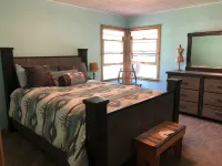 5 star on CATFISH LAKE wet boathouse, sandy beach, 5 bedroom, air cond