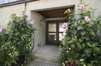 Modern home with Catskill views, guesthouse and heated pool near Chatham/Hudson