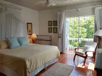 Large Secure 2 Bedroom Apartment with large pool steps to Mullins Beach