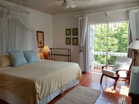 Large Secure 2 Bedroom Apartment with large pool steps to Mullins Beach