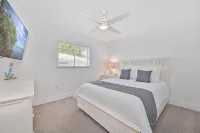 NEW!! PARADISE! MODERN-WATERFRONT-LARGE HEATED POOL-5 MIN TO FISHVILLE
