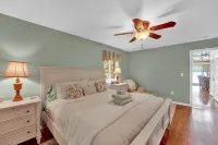 Summer cabin w/ Private Beach in Big Bass Lake resort community Hotel a Clifton Township