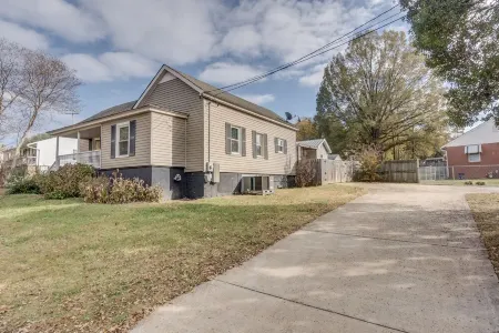 The Periwinkle Cottage, 3BR, 2BA Fort Mill Retreat. Close to Downtown!
