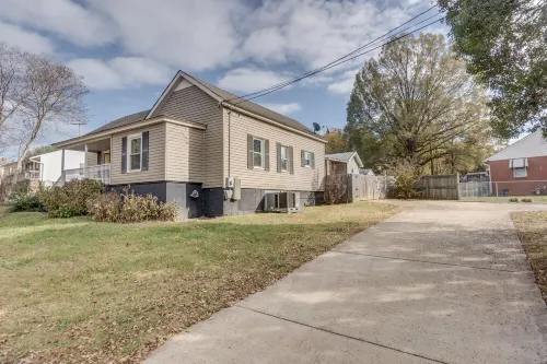 The Periwinkle Cottage, 3BR, 2BA Fort Mill Retreat. Close to Downtown!