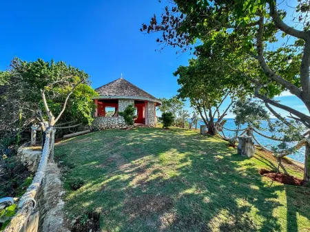 Ocean Paradise: 6Br, 5BA, Pool, OceanFront Villa with a Private Beach Отели рядом с достопримечательностью «Treasure Beach»