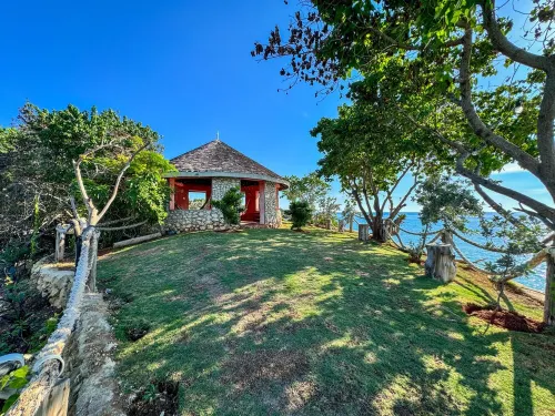 Ocean Paradise: 6Br, 5BA, Pool, OceanFront Villa with a Private Beach