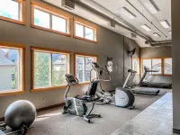 Luxury Condo - Newly Renovated and New Furniture - Outdoor Pool - Mountain Views
