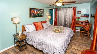 Speedway Pit Stop Bungalow in the heart of Speedway.  Walk to IMS, & Restaurants Hotel dekat NASCAR Racing Experience and Richard Petty Driving Experience
