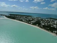 HIDDEN GEM.  Free Golf Car kayak boarding 2 Min.walk to SPANISH WELLS beach - Wifi