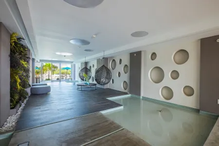 BEACH FRONT BRAND NEW PENTHOUSE ON EAGLE BEACH Отели в г. Eagle Beach