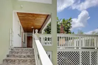 Mid-Island beauty! 5 minutes from shopping, dining and the beach.