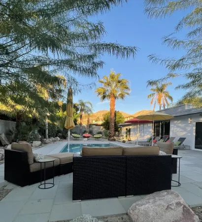 Stunning Mid-Century Home! Dreamy Private Backyard and Pool!! Отели рядом с достопримечательностью «Melissa Morgan Fine Art Gallery»