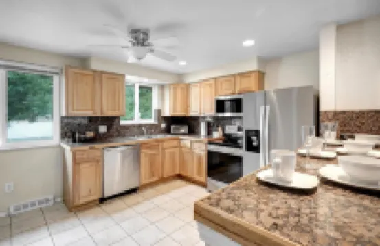 Large 2 bedroom home with HUGE Yard * Easy Access