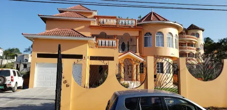 PENTHOUSE VIEW AND FLATS VACATION HOME 1)