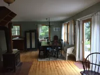 Cozy Quiet Cottage in the woods, close to ocean and local activities