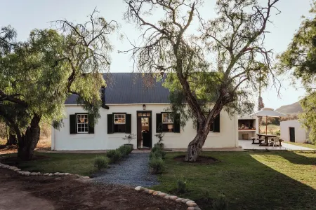 Late 1800s Renovated Cottage on a Working Ostrich Farm in the Klein Karoo Отели рядом с достопримечательностью «Highgate Ostrich Show Farm»