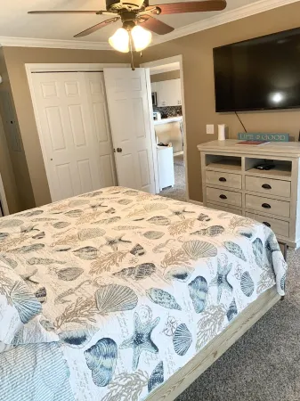 Casa De Pearl -A Pirate's Cove Retreat OBX Отели рядом с достопримечательностью «Парк Роанок Фестивал»