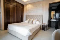 Monumental Suite: Elegant Modern Apt, Stunning City Views & Rooftop Pool. Hotels in 