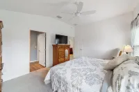 Cheerful King Bed Home in the Villages Hotels in Sumter County