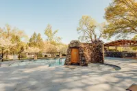 Tremont Lodge & Resort Hotels in Townsend