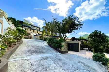 DawnBeach Club 4 Bed/4Bath Villa With Swimming Pool, Beach and Resorts Access. Отели рядом с достопримечательностью «Dawn Beach»