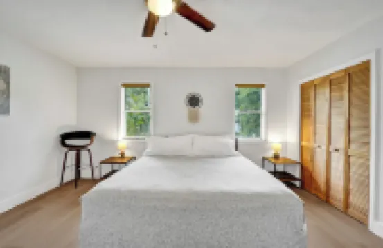 Lake view jacozi entire home Close tohard rock. 10 min from FLL and the beach.