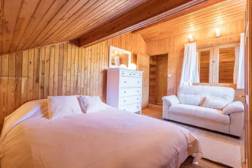 Traditional Alpine chalet with 3-4 bedrooms, well suited for 3-4 couples