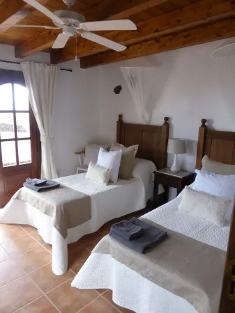 Volcanic lava stone house short walk to the beach,  sea and mountain views Отели рядом с достопримечательностью «Monte Corona»