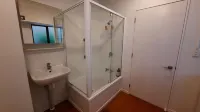 Sunset cottage Paekākāriki - sand, sea and sunsets 와레로아 스트림 주변 호텔