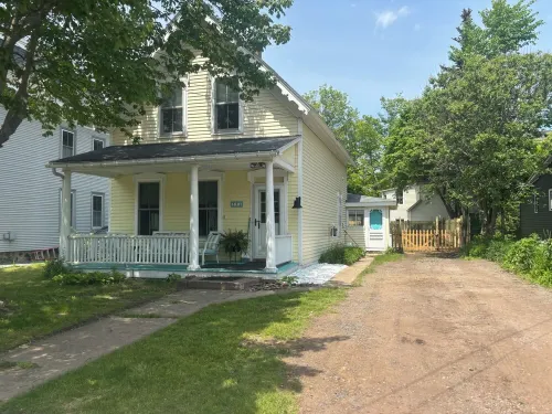 Spacious Home w/Hot Tub Near Lake Superior Walk to Restaurants, Breweries, Beach