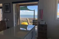 Stunning views with beach access across the road. Hotels in Omapere