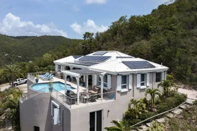 Sunset, Sunrise & Ocean Views, 3 Bed 4.5 Bath, Close to Cruz Bay & Beaches. Gym Hôtels à : 