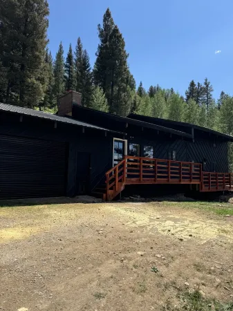 Cozy Timber Cabin 13 miles to Yellowstone National Park!