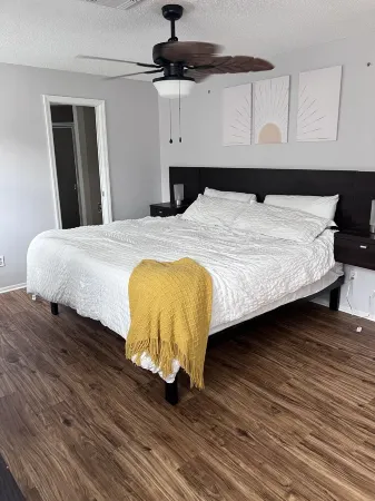 Sunshine Stays: fast wifi, amazing pool, family friendly